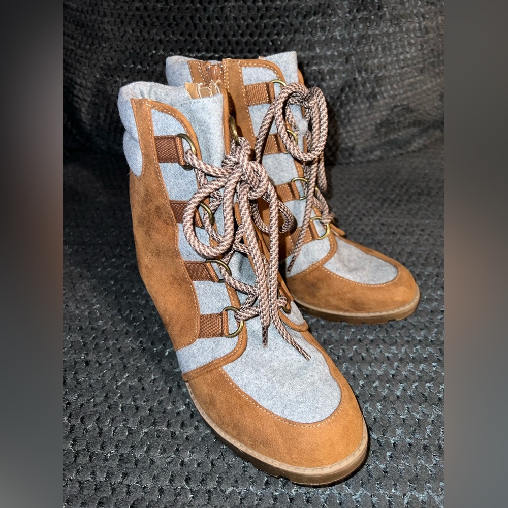 EUC R2 wedge boots size 8.5
